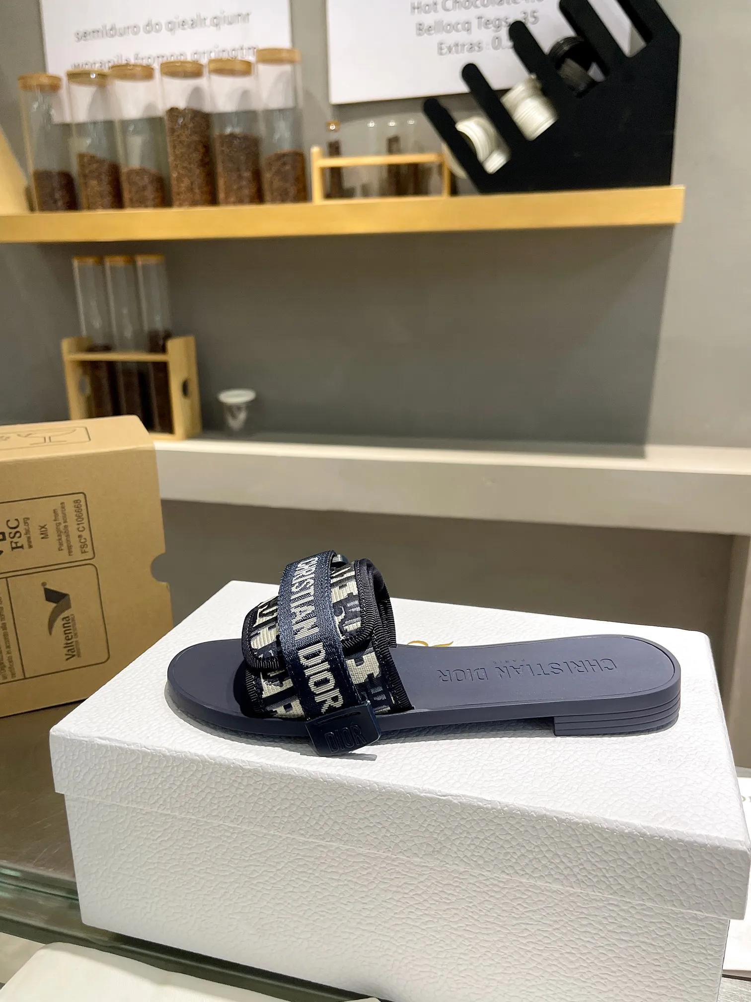 👟👟Ex-factory price 360👟👟 Dior 2024 latest series of Velcro buckle sandals and slippers, new colors! Perfect reproduction of the original version. The most popular color matching fabrics. Super layered. Original high-end molded T👟👟 ex-factory price U outsole (not ordinary rubber) is very comfortable and easy to walk. The upper materials are all original customized, 3D electric embroidery three-dimensional cloth surface. Very versatile. A must-have for lazy people in summer, sizes 35-39 (40 41 42 customized)